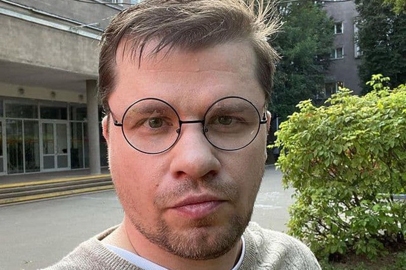Гарик Харламов в последнее время не устает поражать поклонников. Шоумен невероятно похудел и помолодел.