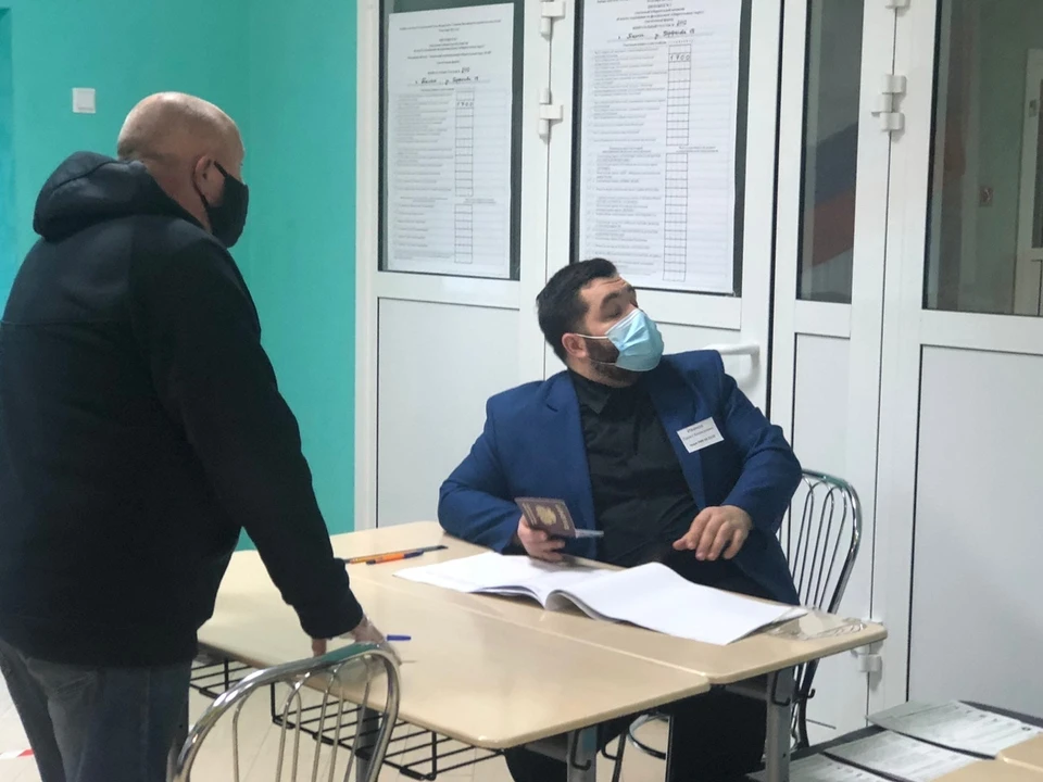 Жители Тюмени подают заявки на просмотр хода голосования на выборах.