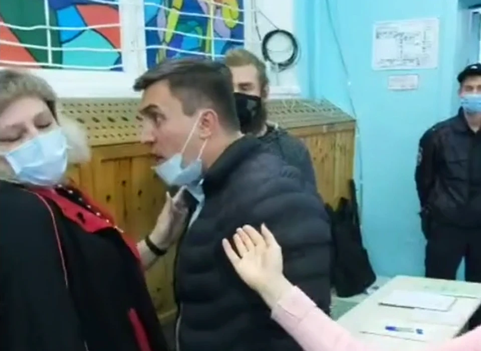 Кандидат Николай Бондаренко налетел на женщину-председателя комиссии, как петух