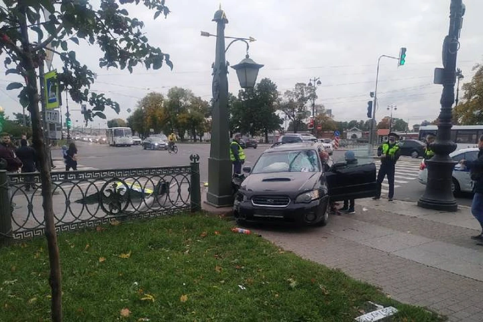 Автомобиль сбил двух пешеходов на тротуаре Каменоостровского проспекта в Петербурге