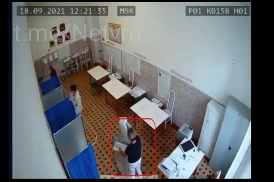 Глава комиссии вбросила в урну стопку бюллетеней. Фото: Netvru
