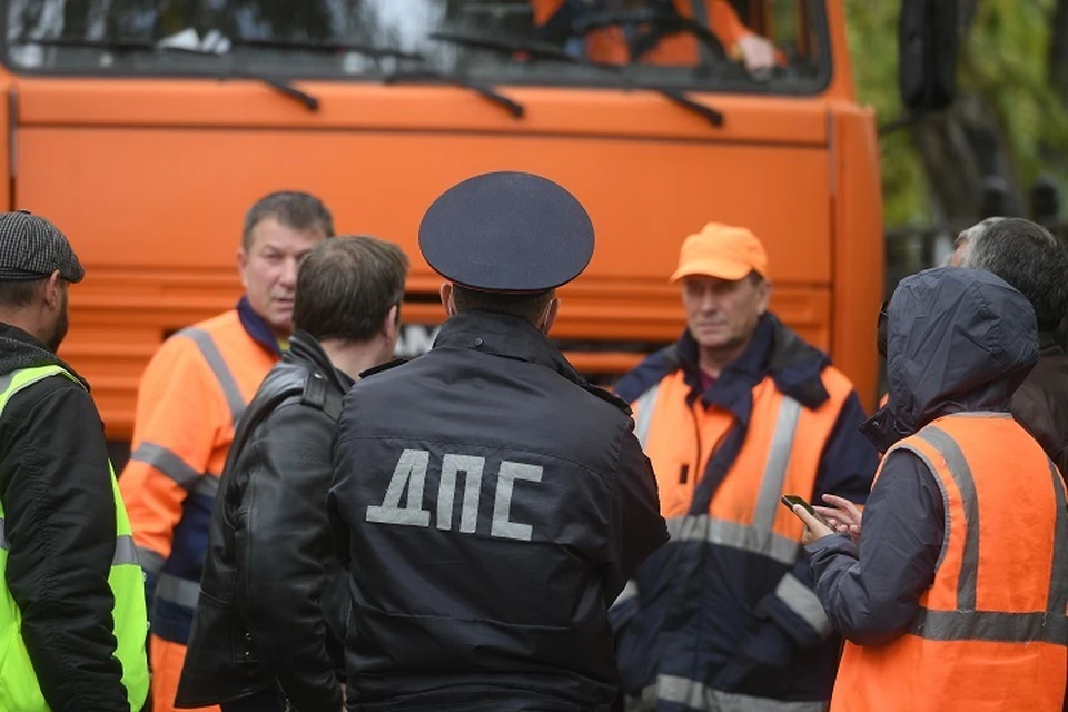 Грузовик задел мост тентом
