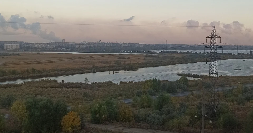 Темное облако над городом видно невооруженным глазом. Фото: vk.com/vybros74