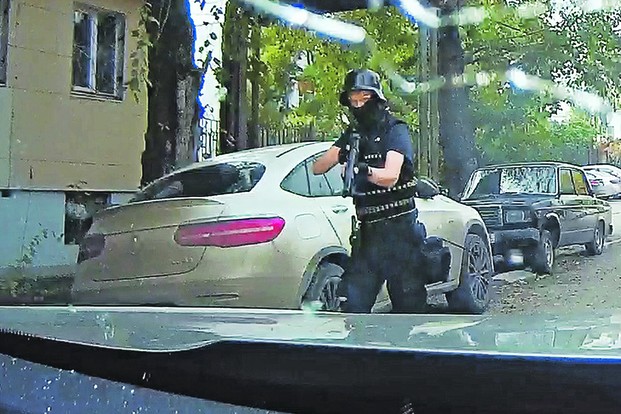 Свой первый выстрел юрист-первокурсник сделал перед входом в университетский кампус - по проезжавшей мимо машине. Фото: скриншот видео