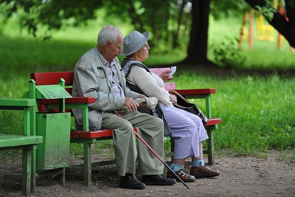 Повышение выплат, когда пенсионеру исполняется 80 лет, происходит со дня достижения этого возраста, для получения надбавки не надо никуда ходить или писать заявлений