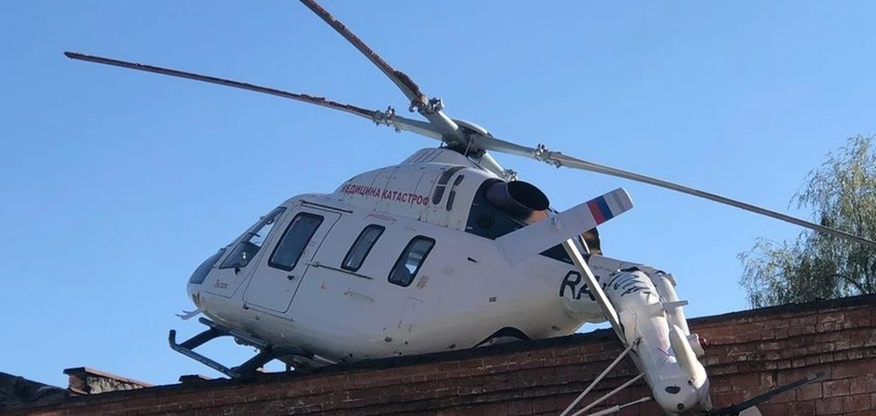 Один из пассажиров вертолета получил ушиб. Фото: Сергей Грачев