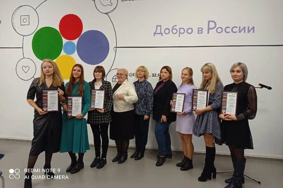 По окончании церемонии награждения участники и организаторы конкурса исполнили «Гимн военных журналистов» и сфотографировались на память. Фото: департамент внутренней политики Брянской области.