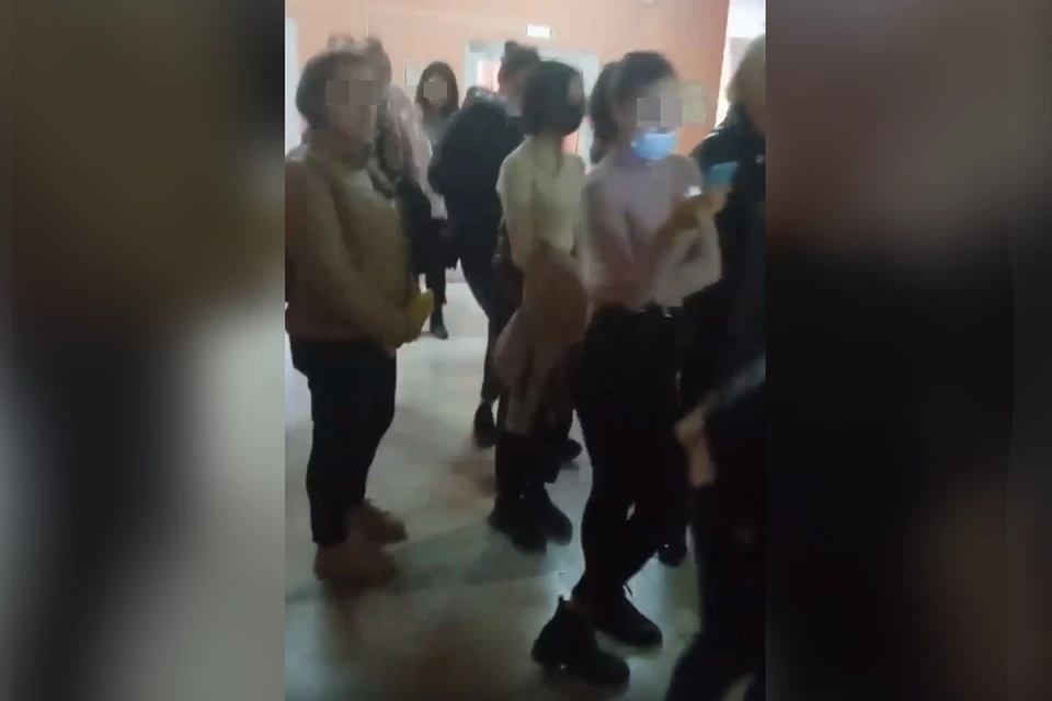 Очередь тянется от самого выхода