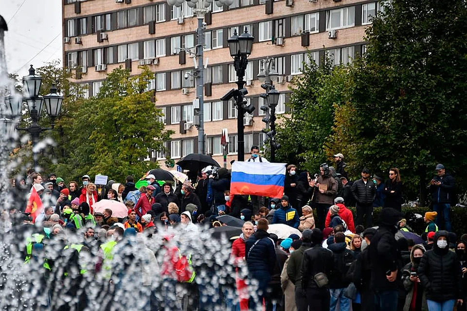 На Пушкинской площади собралось около 400 человек.