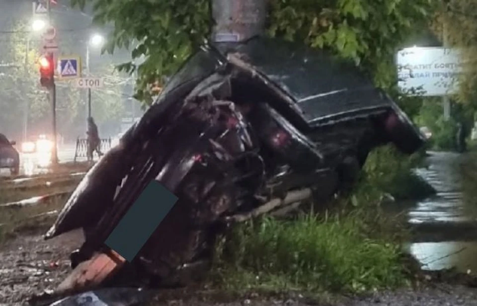 В Ярославле легковушка влетела в столб. ФОТО: группа "Жесть Ярославль" ВКонтакте