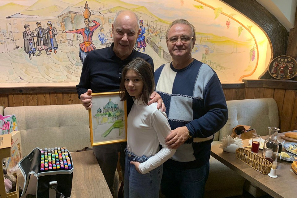 Дедушка часто навещает Алису. Был он у нее в гостях и на минувших выходных.