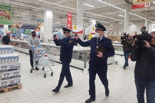 С 28 сентября в магазинах и местах общепита Москвы усилили контроль за соблюдением масочного режима.