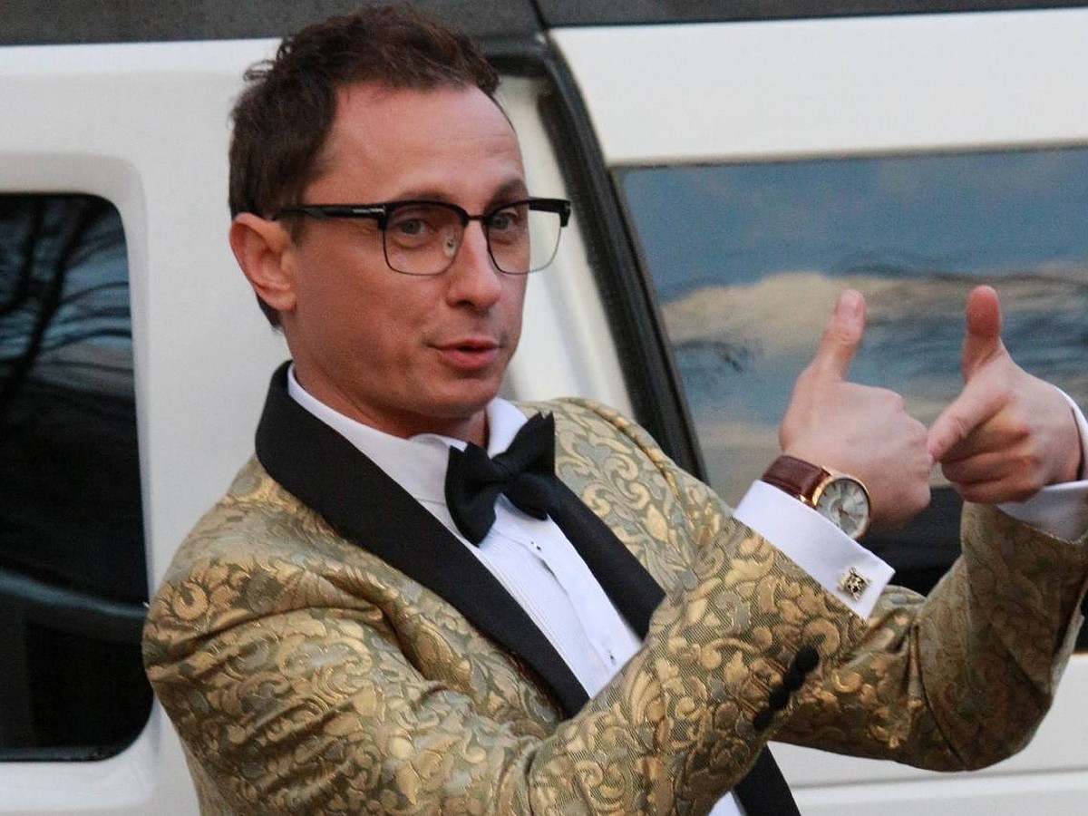 Uning dumbasiga shampan quydi