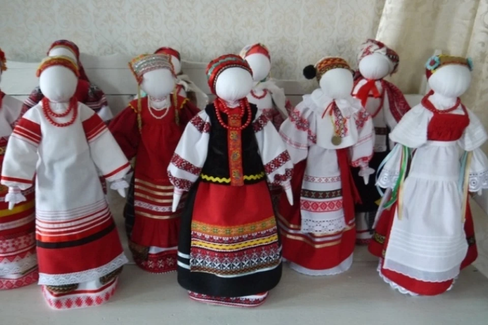 Оба мастера регулярно проводят семинары и мастер-классы, где передают свой опыт и умение молодому поколению. Фото: департамент культуры Брянской области.