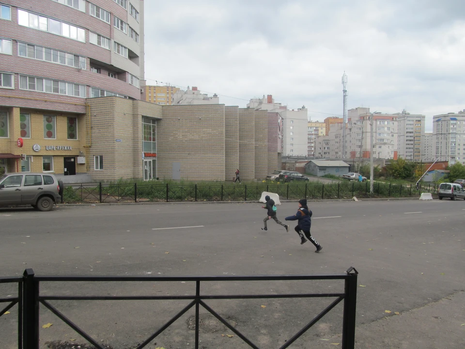 Дети бегают по диагонали.