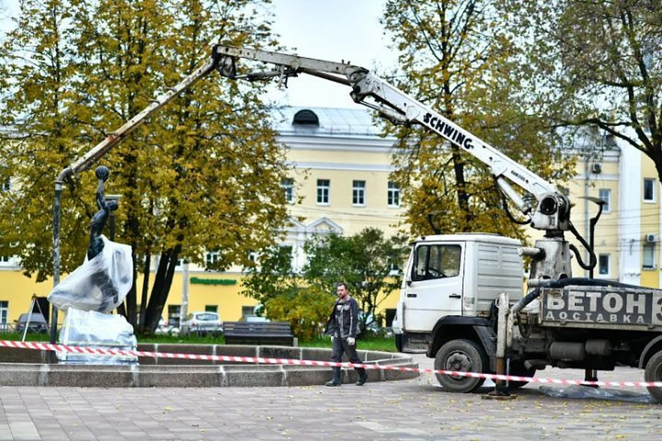 Работа в ярославле свежие. Ярославль площадь труда скульптуры. Площадь труда Ярославль сейчас.