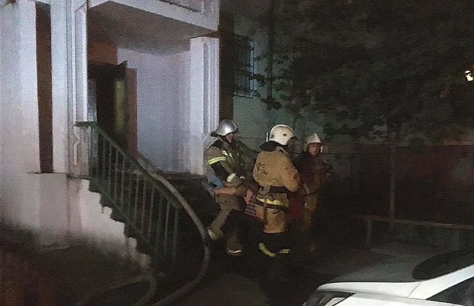 Пожар произошел поздним вечером. Фото: пресс-службе ГУ МЧС России по РК