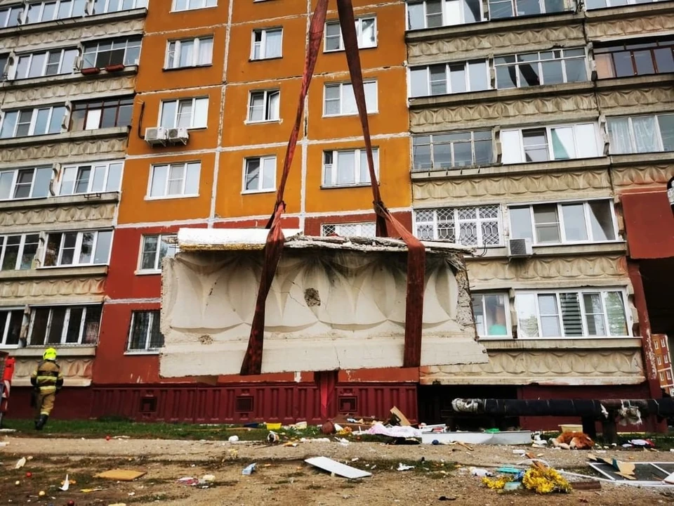 Бетонную плиту наполовину выбило взрывной волной.