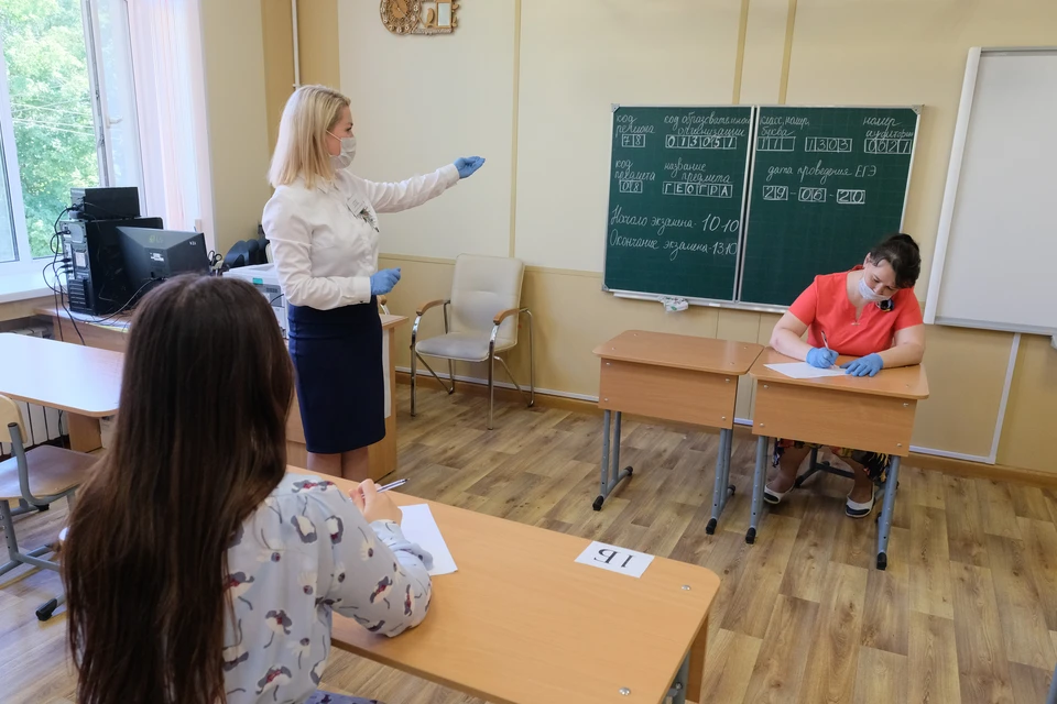 Учитель в колледже. Преподавательница в техникуме. Школа 106 Санкт-Петербург учителя. Учитель в школе.