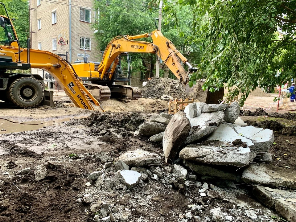 Повреждение выявлено и установлено, силами социального партнера районной администрации будет выполнен комплекс работ по вскрытию лотка теплотрассы.