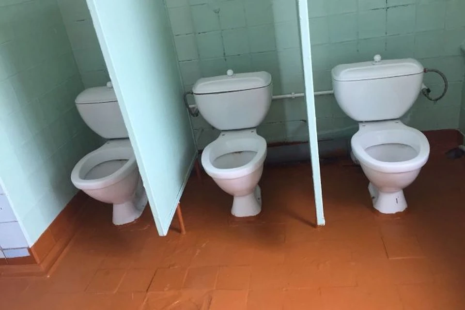 Школа без туалета. Туалет МБОУ СОШ. Унитаз в школе. Школьный туалет без дверей. Унитазы для школьных туалетов.