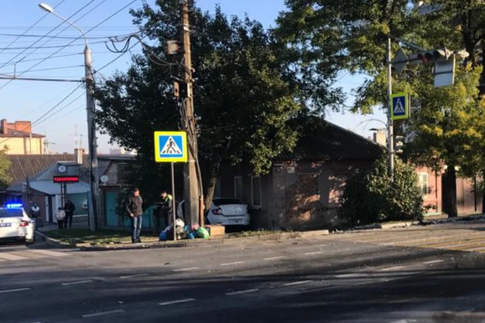 Помощь медиков потребовалась водителю Renault. Фото: отдел пропаганды УГИБДД
