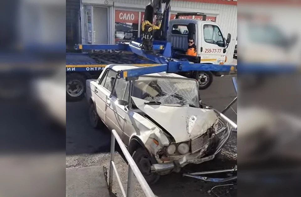 Автомобиль врезался в дом по улице Уинской, 13.