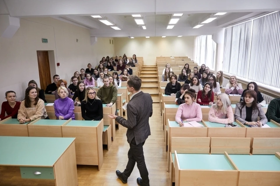 Преподаватели и студенты томского университета написали открытое обращение к ректору вуза Эдуарду Галажинскому о том, чтобы вернуть в вуз привычный формат расписания.
