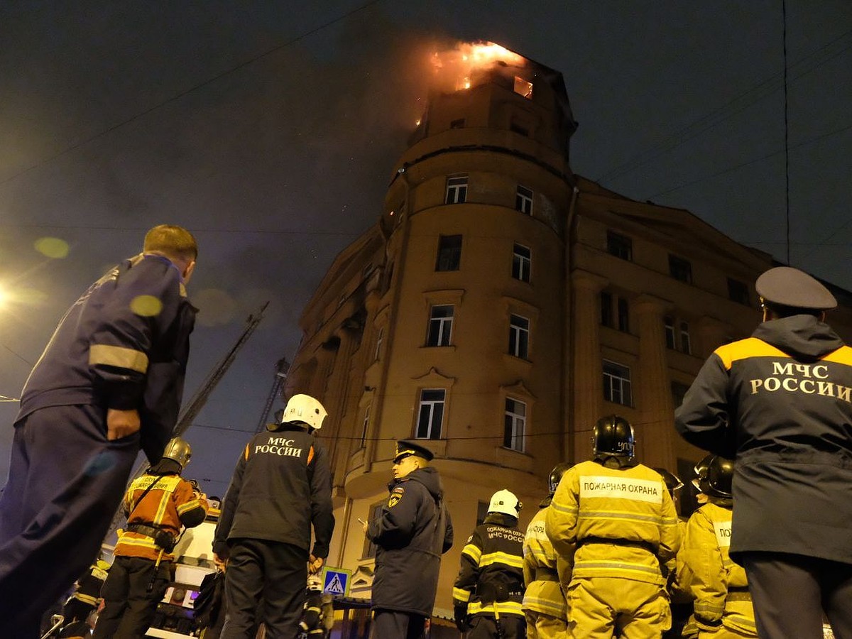 МЧС локализовало пожар в доме Чубакова на набережной Карповки - KP.RU