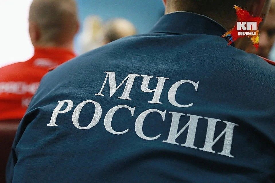 Дознаватели МЧС выяснили, что днем ранее погибший протянул электрический провод от своего дома к дому сына, чтобы сделать свет, поскольку в его доме не было электричества.