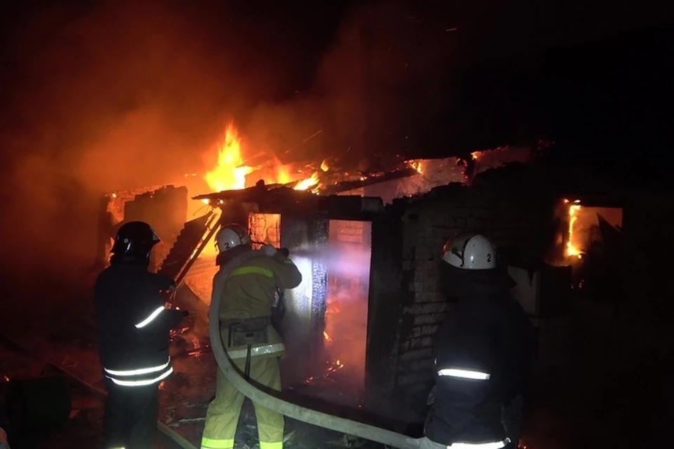 В Торезе огнем уничтожен дом на площади 65 квадратных метров. Фото: МЧС ЛНР