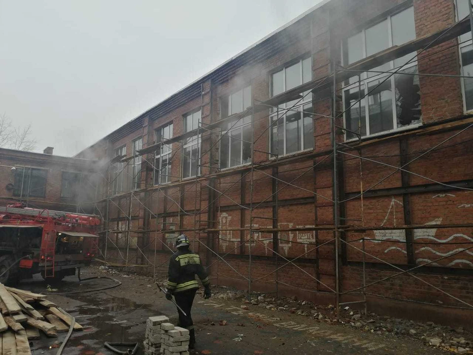 Школа была закрыта на ремонт, поэтому учеников в здании не оказалось. Фото: пресс-служба МЧС России по Омской области