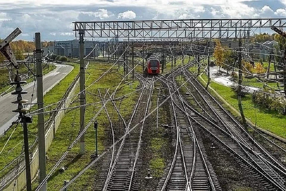 Под Новосибирском поезд насмерть сбил 20-летнего парня.