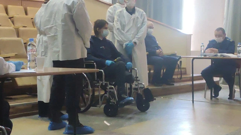 Тимура Бекмансурова привезли в зал на инвалидной коляске.