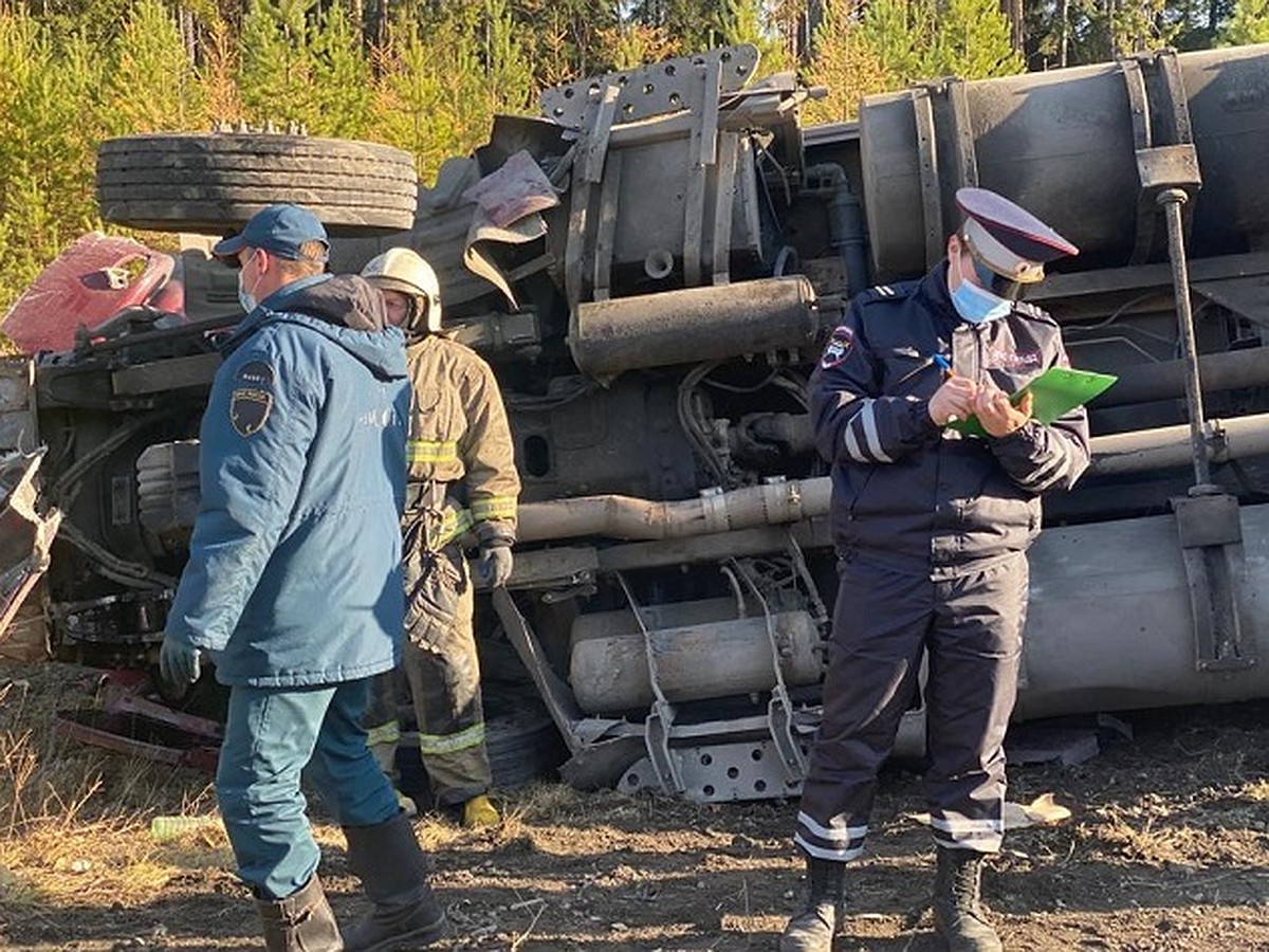 На Серовском тракте в ДТП с фурой и легковушкой погибла супружеская пара -  KP.RU