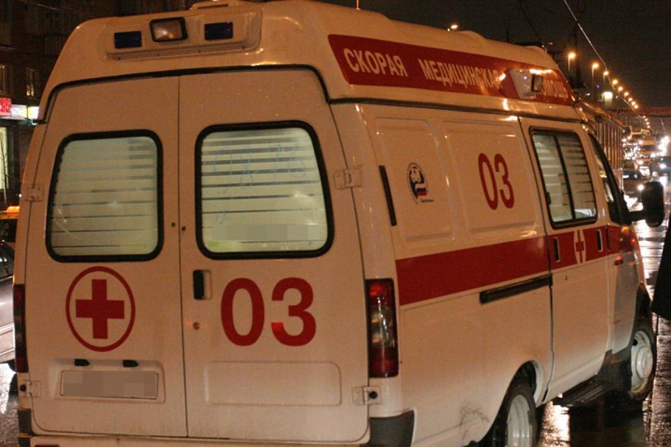 Женщину, сбитую "БМВ", на скорой отвезли в больницу.