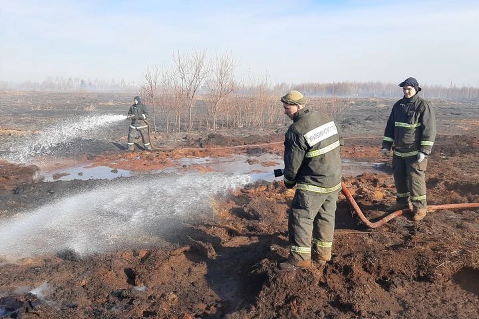 Торфяники заполняют водой, чтобы погасить подземные пожары. Фото: ГУ МЧС по Свердловской области