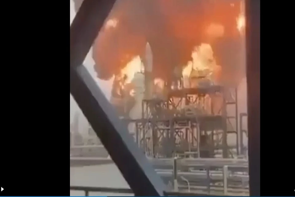 Пожар произошел на нефтеперерабатывающем заводе в Кувейте Фото: кадр из видео