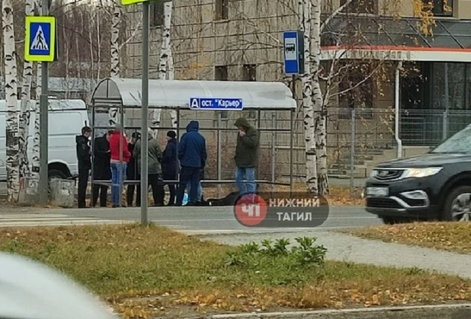 Труп мужчины обнаружили прохожие. Фото: паблик "ЧП Нижний Тагил" в соцсети Вконтакте