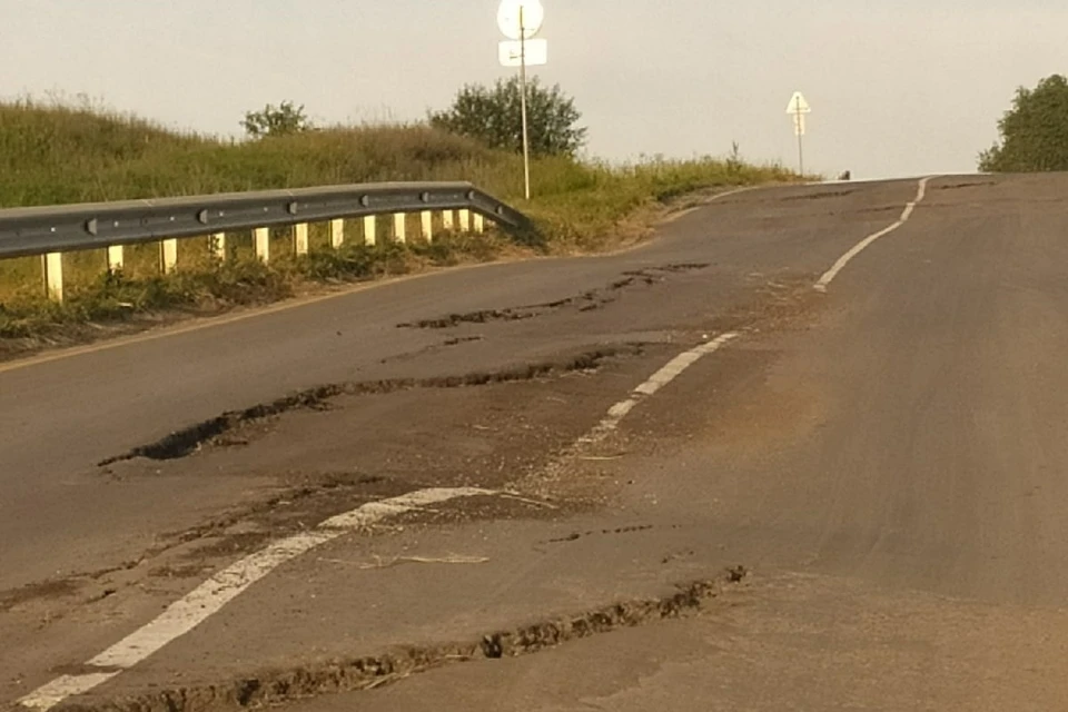 Жители Михайлова пожаловались на разбитую дорогу в городе. Фото: Подслушано в Михайлове.