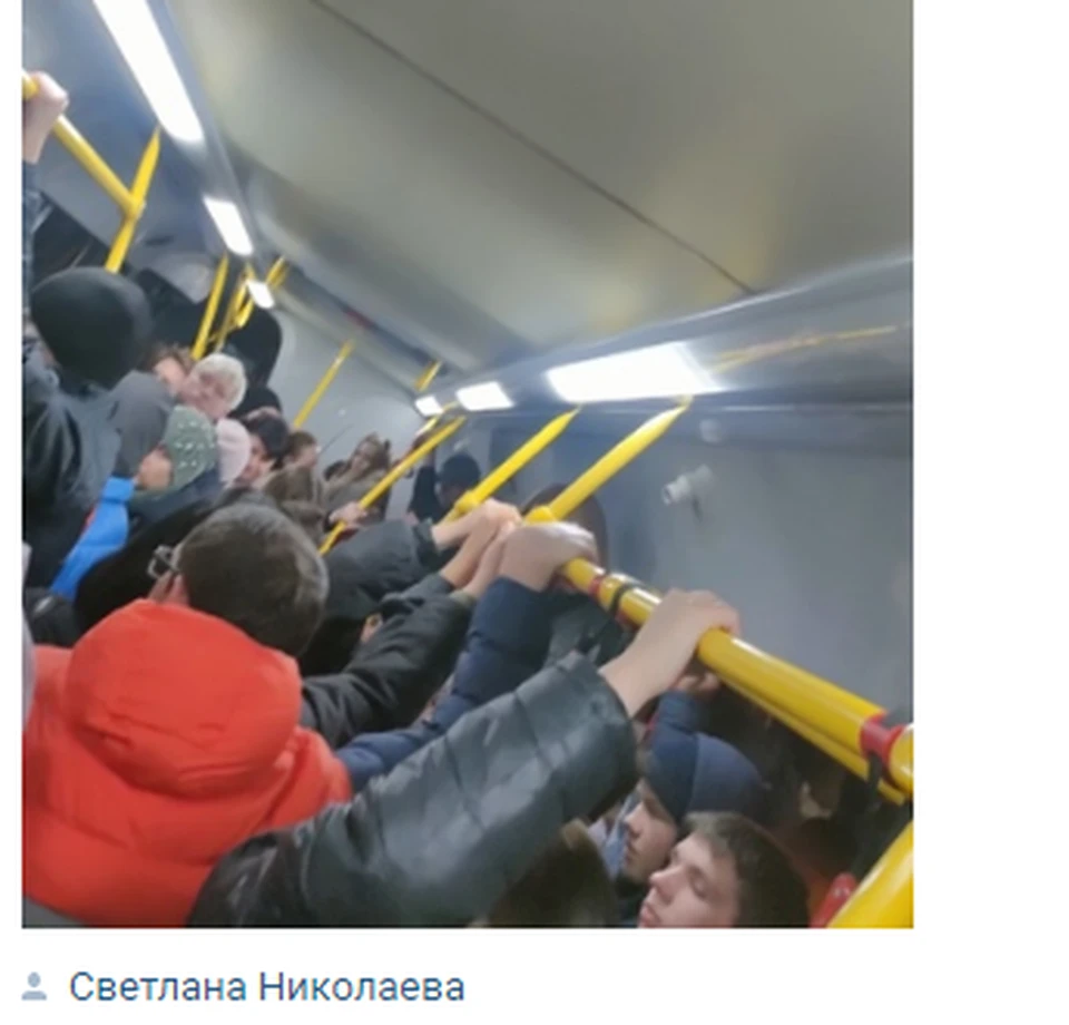 В выходной такая картина смотрится особенно странно.
