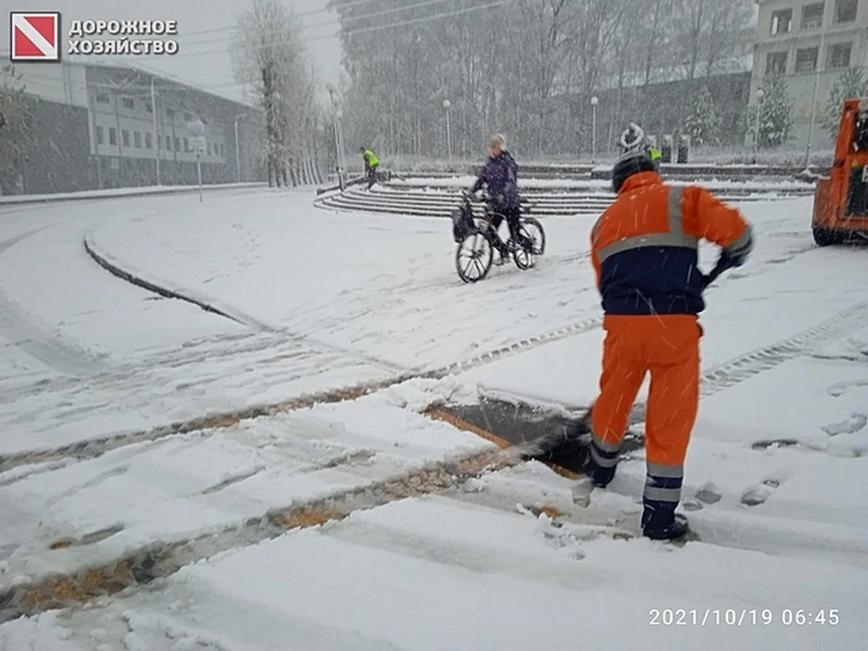 Дорожники Сыктывкара ведут уборку городских улиц от первого снега