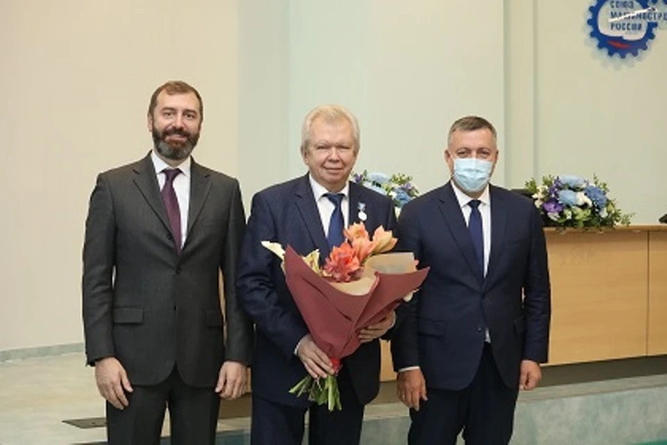 Директор Иркутского авиазавода Александр Вепрев награжден Почетным знаком Ножикова «Признание».