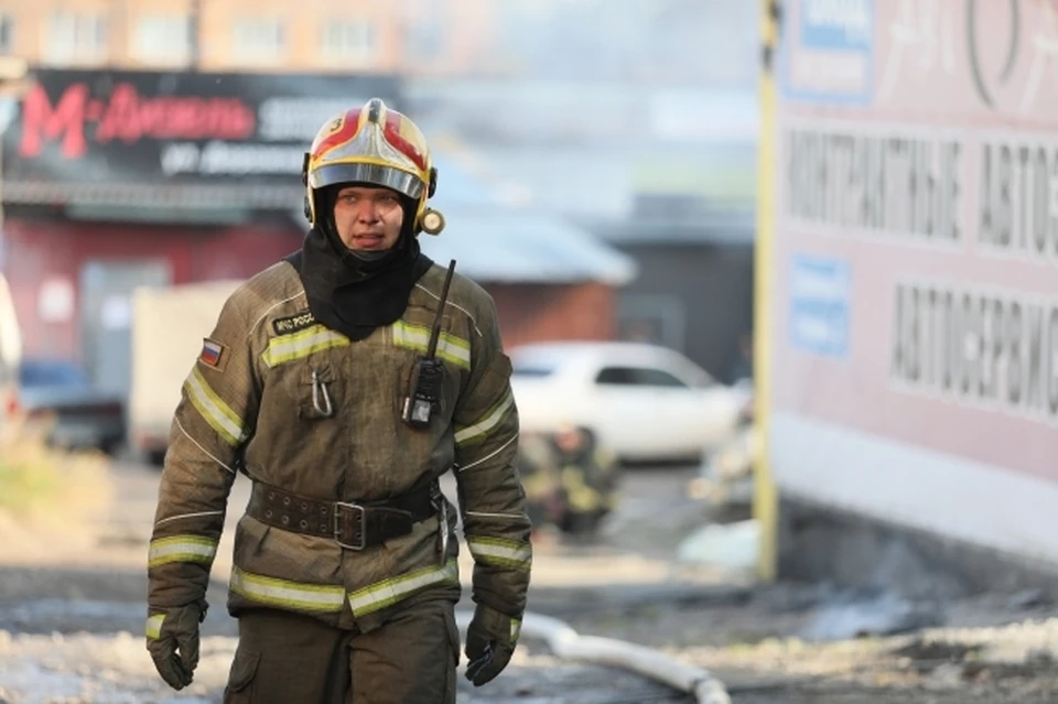 Под металлическим пандусом при въезде в гаражный бокс начал гореть мусор на площади 40 кв.м.