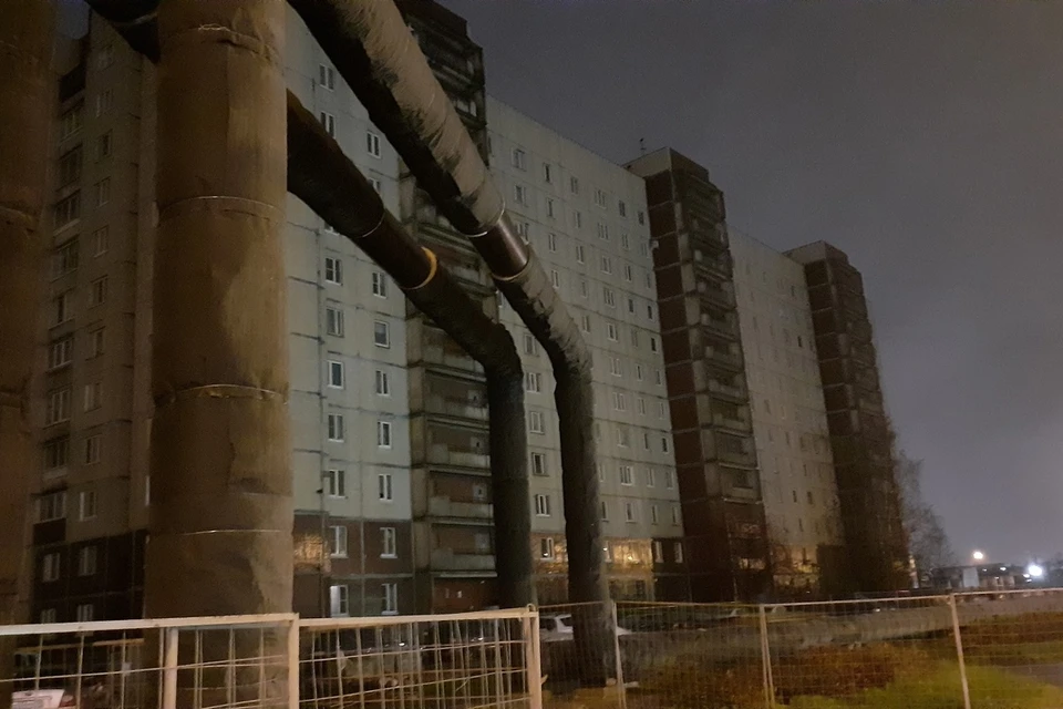 Специалисты "Ленэнерго" вернули свет в дома жителей Рыбацкого в ночь с 20 на 21 октября. Фото: vk.com/public31967057