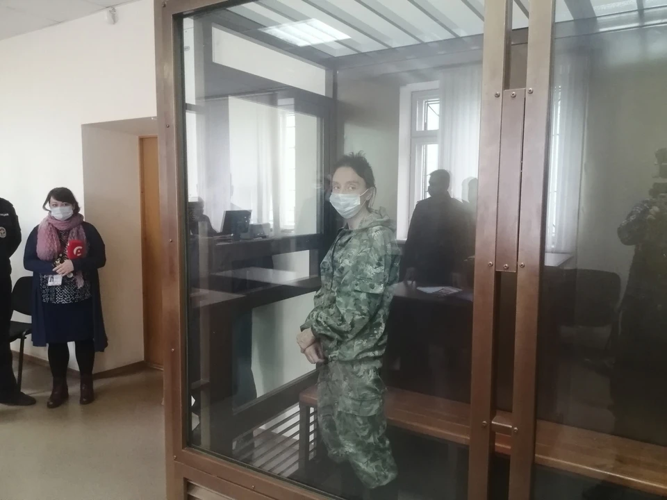 Подозреваемую доставили в зал суда в наручниках. Фото: пресс-служба судов Вологодской области.