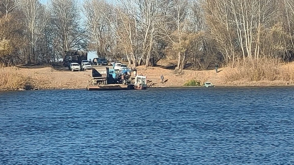 Паром Астрахань. Паромы в Астраханской области. Трактор упал в воду. Трактор съехал в реку. Переправа корсака астраханская область