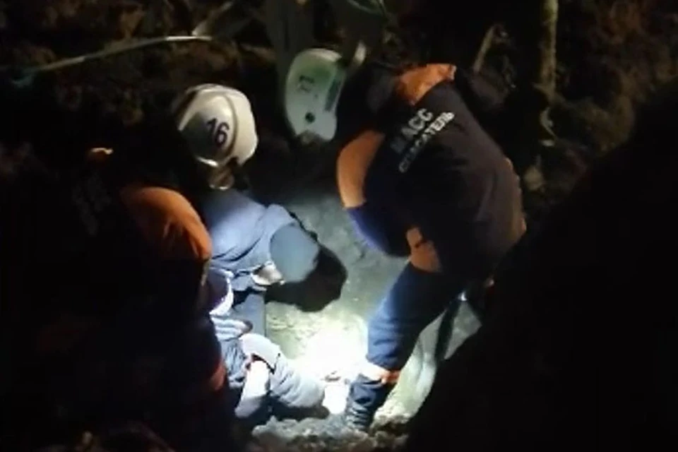 Засыпало человека. Спящий человек. Спящий человек. Рабочие засыпают песок. Засыпало человека.