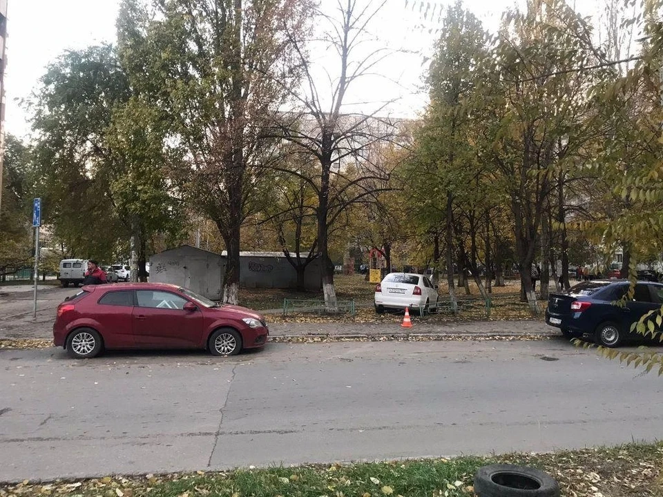 В Самаре водитель "Skoda" наехал на пешехода на тротуаре. ФОТО: ГУ МВД по Самарской области