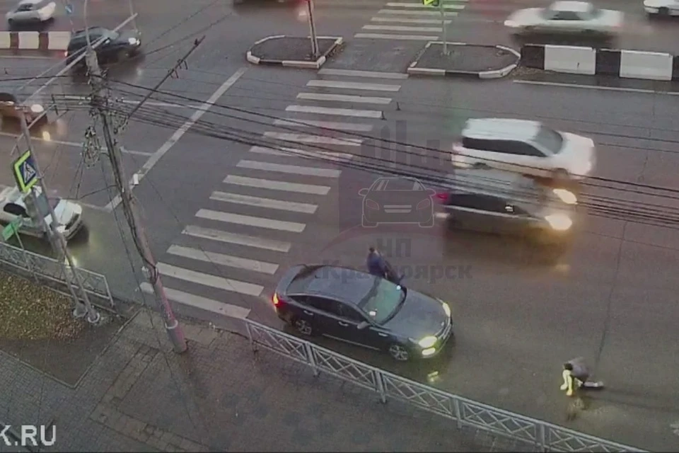 В Красноярске женщина-пешеход сильно спешила и бросилась на машину. Стоп-кадр видео
